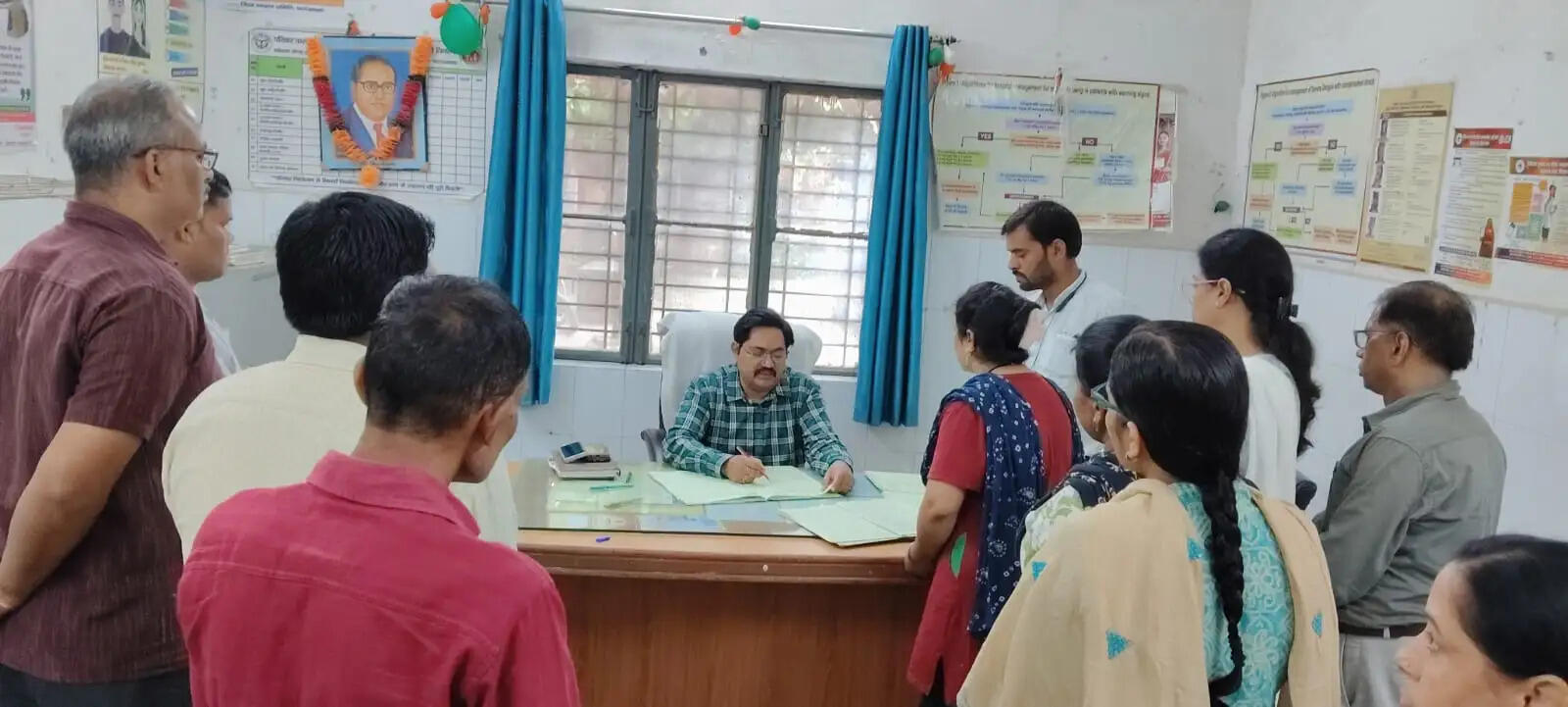 फर्रुखाबाद : सीएमओ को पांच स्वास्थ्य केंद्रों के निरीक्षण में अनुपस्थित मिले कई कर्मचारी, परेशानहाल दिखे मरीज