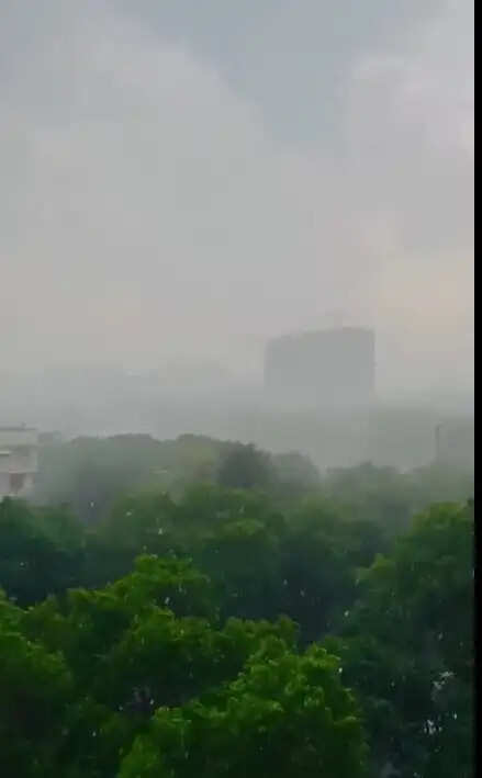 दिल्ली-एनसीआर में आंधी-बारिश के साथ गिरे ओले, लोगों को गर्मी से राहत