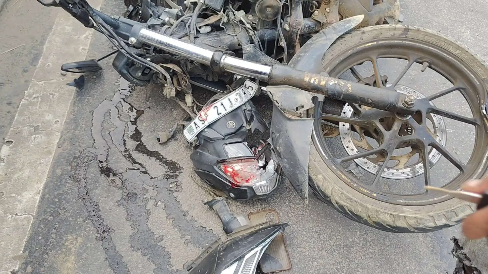 सड़क दुर्घटना में एक की मौत, दो घायल