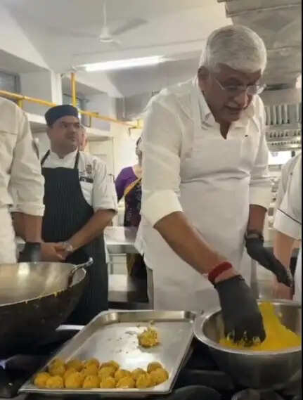 केंद्रीय मंत्री शेखावत ने आईएचएम पूसा में विद्यार्थियों से किया संवाद, किचन में बनाए समोसे
