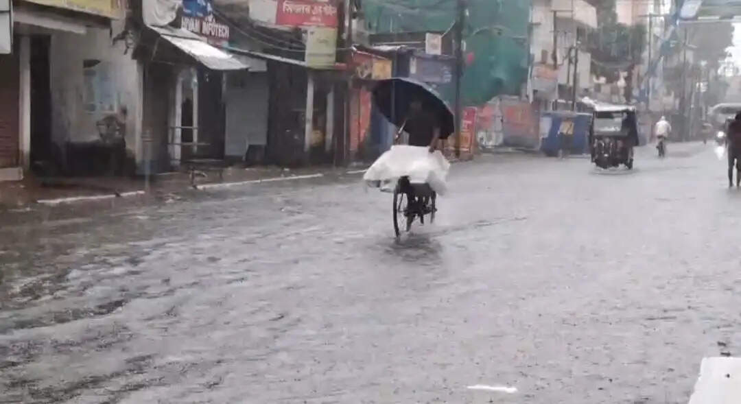 लगातार बारिश से जलपाईगुड़ी के कई इलाके जलमग्न, तीस्ता नदी पर येलो अलर्ट जारी