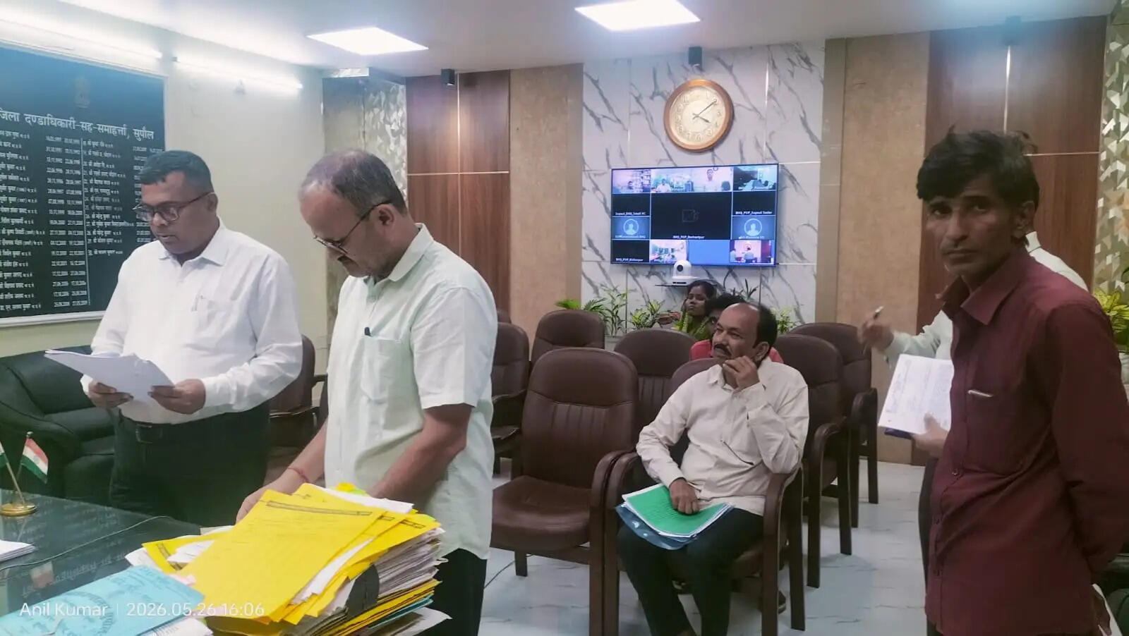 लोक शिकायत मामलों की सुनवाई में डीएम सख्त, अनुपस्थित रहने पर नगर पंचायत पिपरा के ईओ पर जुर्माना