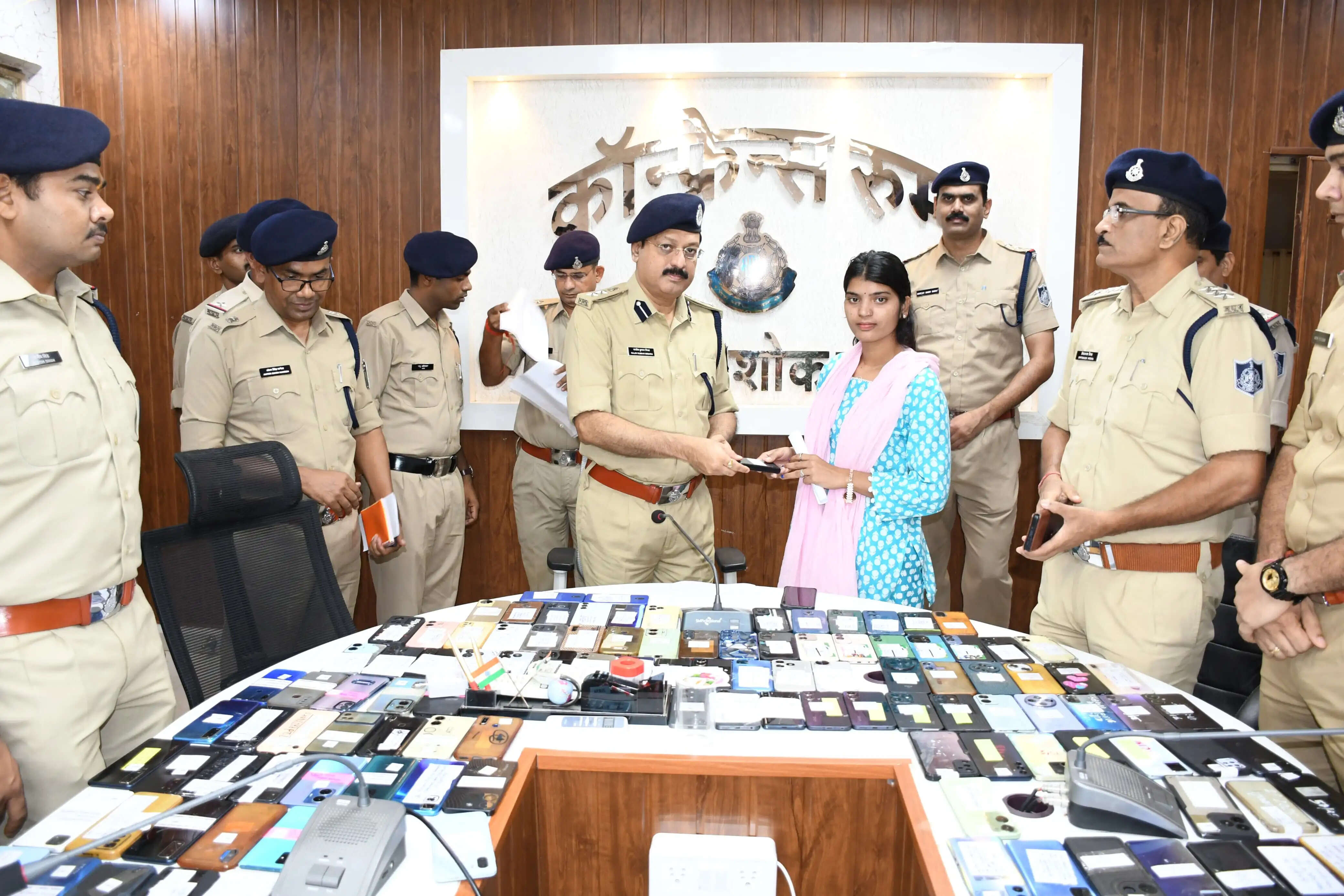 अशोकनगर : रक्षाबंधन पर पुलिस का अनोखा उपहार, 15.60 लाख के 130 गुम मोबाइल मालिकों को लौटाए