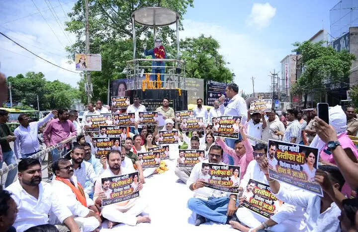 रायबरेली में राहुल गांधी के खिलाफ भाजपा का प्रदर्शन: राज्यमंत्री दिनेश प्रताप सिंह समेत कई नेता त्यागपत्र की मांग को लेकर धरने पर बैठे