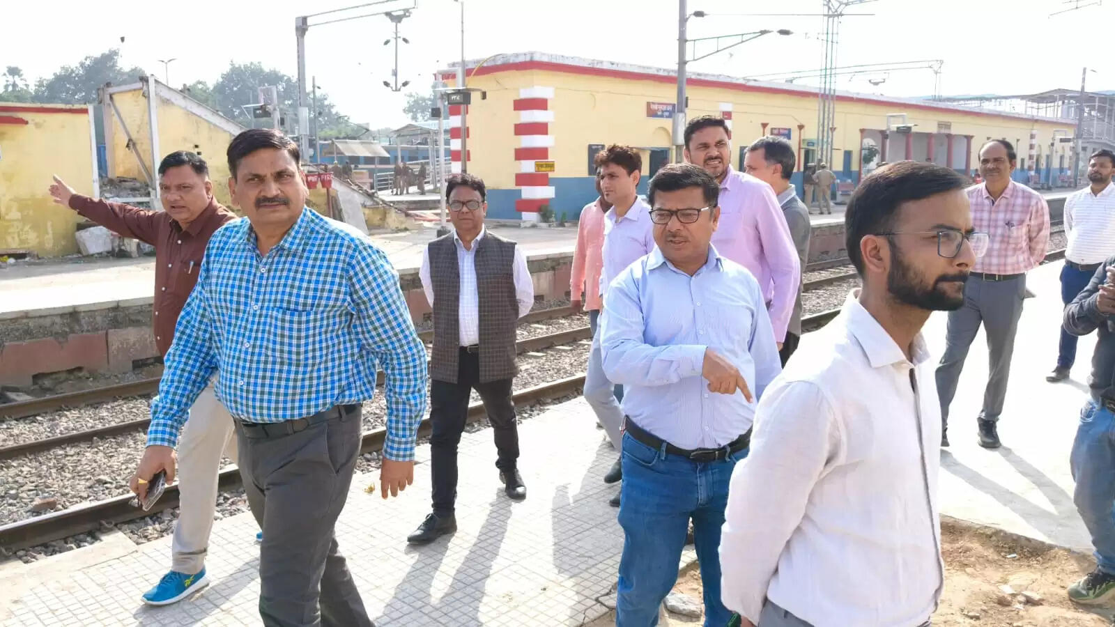 ट्रेन हादसे के बाद चुनार स्टेशन पहुंचे जीएम और डीआरएम, विभागीय जांच के आदेश