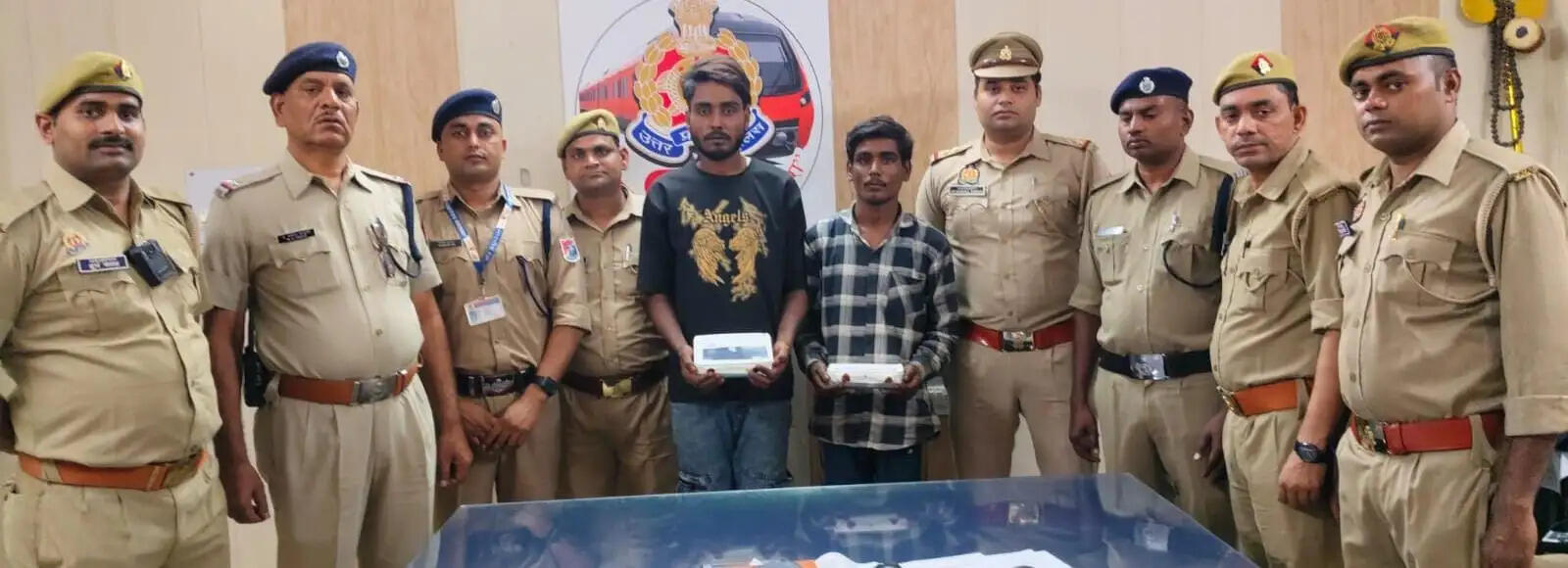 कानपुर सेंट्रल स्टेशन पर यात्रियों के मोबाइल चुराने वाले दो शातिर गिरफ्तार