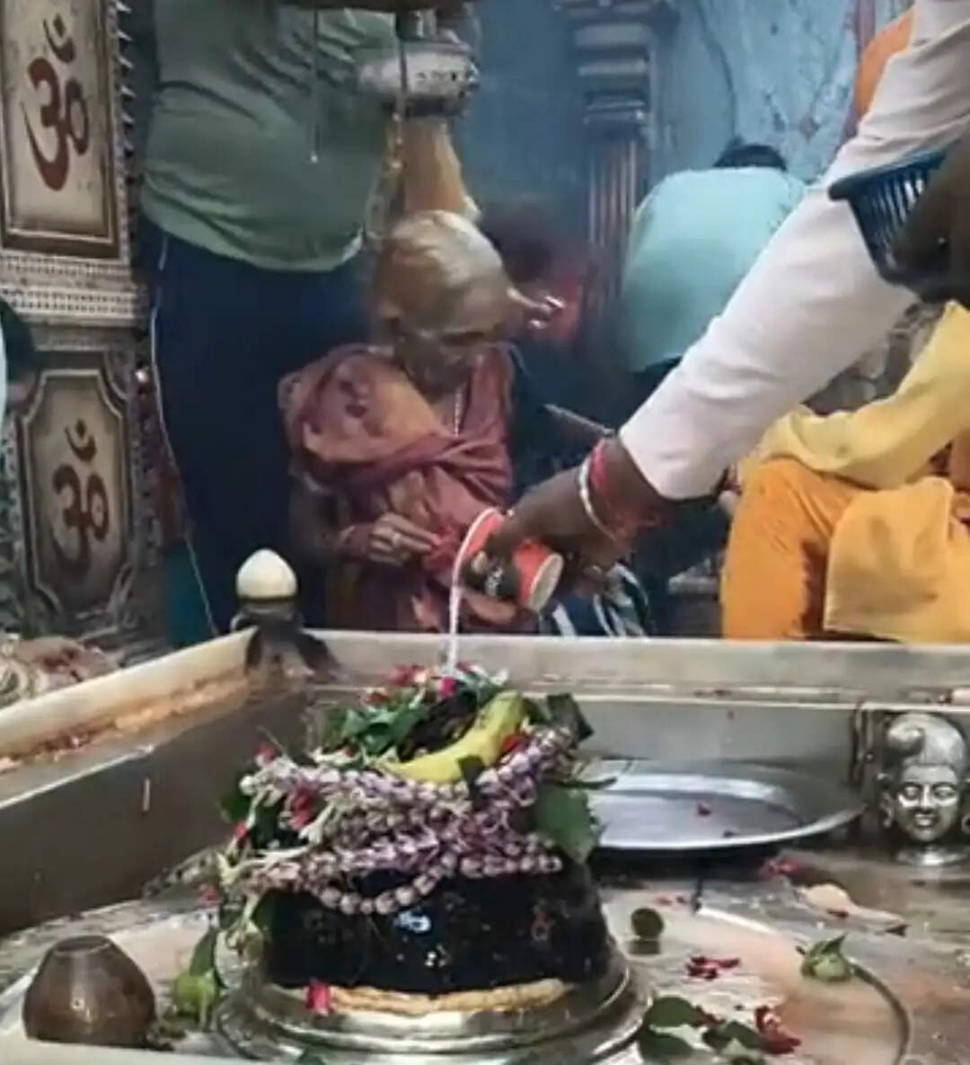 बारिश के बीच शिवभक्ति में डूबा मीरजापुर, सावन के पहले सोमवार को शिवालयों में उमड़ी आस्था