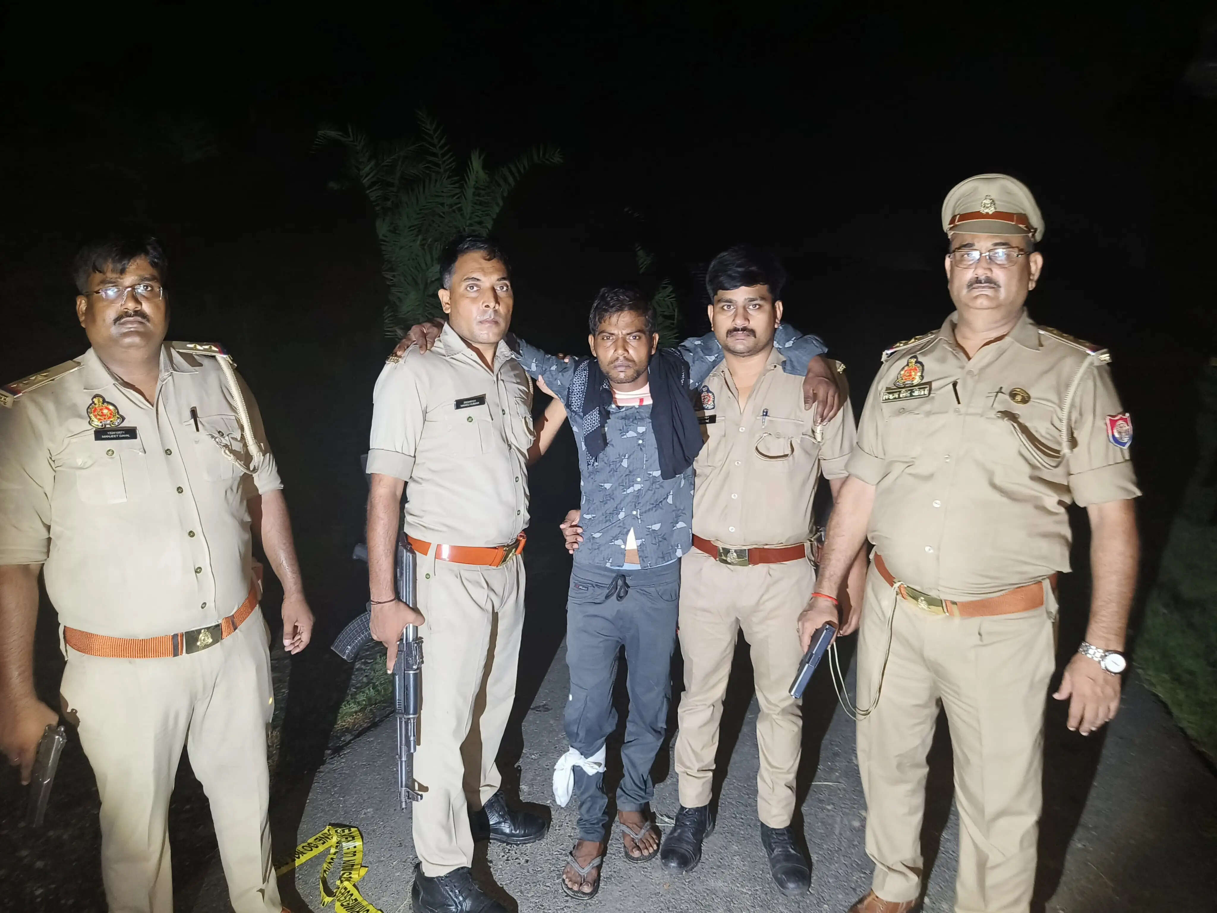 डॉक्टर से लूट करने वाला कुख्यात बदमाश पुलिस मुठभेड़ में गिरफ्तार,असलाह और नगदी बरामद