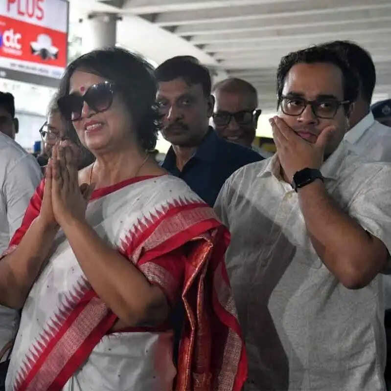 करीब दो दशक बाद कोलकाता लौटीं तसलीमा नसरीन, दमदम हवाई अड्डे पर हुआ पारंपरिक स्वागत