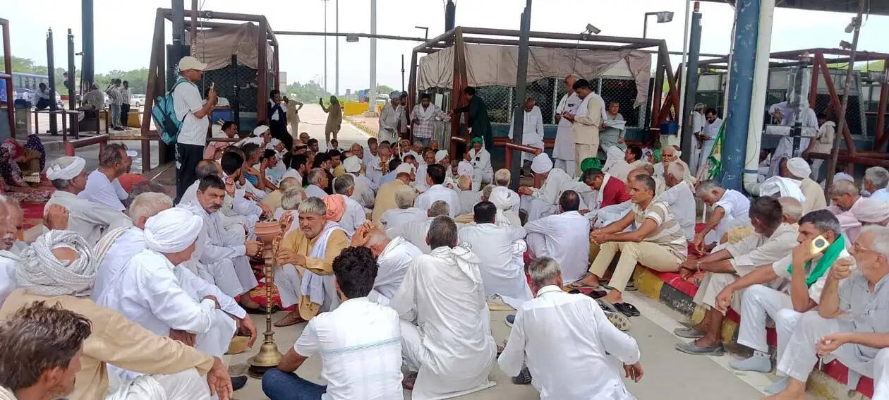 हिसार : जीवन कुंडू हत्याकांड के विरोध में किसानों ने तीन घंटे टोल किए फ्री