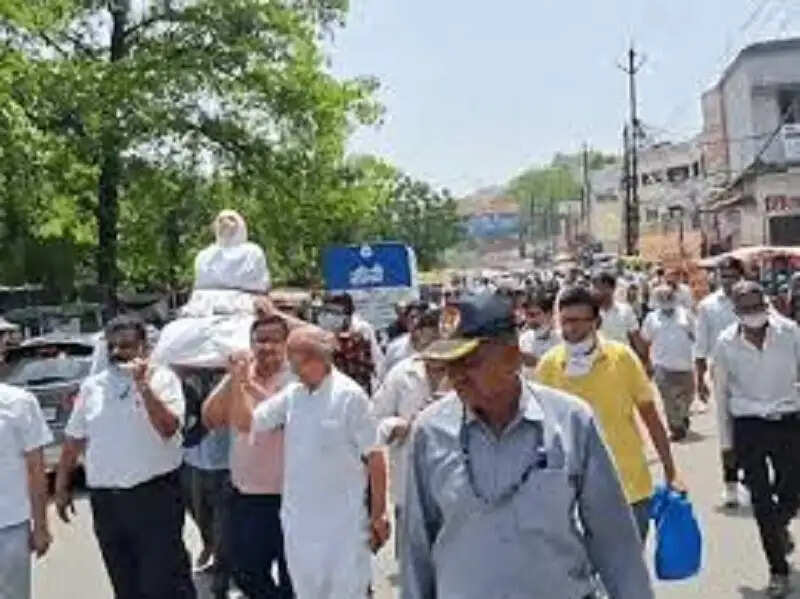 रीवा:&nbsp;तेज रफ्तार कार ने तीन जैन साध्वियों को कुचला, दो की मौत,&nbsp;सड़क किनारे पैदल जा रही थीं महिला धर्मगुरु