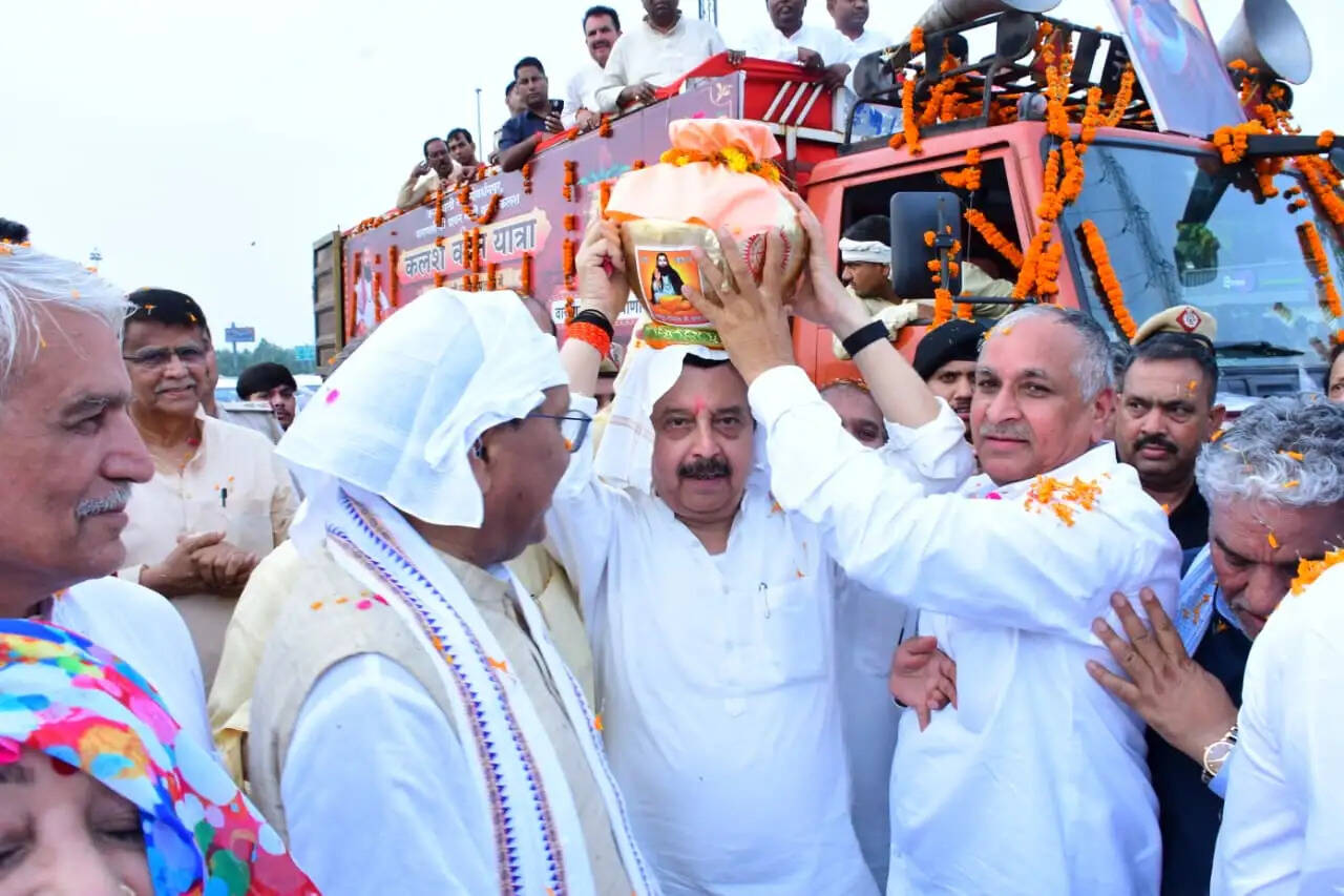 वाराणसी से प्रारंभ हुई संत शिरोमणि गुरु रविदास की पवित्र कलश यात्रा का गुरुग्राम में भव्य स्वागत