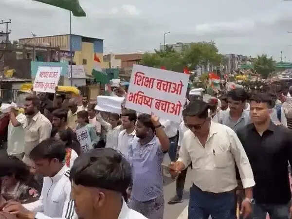 इंदौर:&nbsp;नीट पेपर लीक समेत 23 सूत्रीय मांगों को लेकर छात्रों का उग्र प्रदर्शन, रैली निकाल कलेक्ट्रेट पहुंचे,&nbsp;सीजेपी समर्थकों ने भी दिया साथ