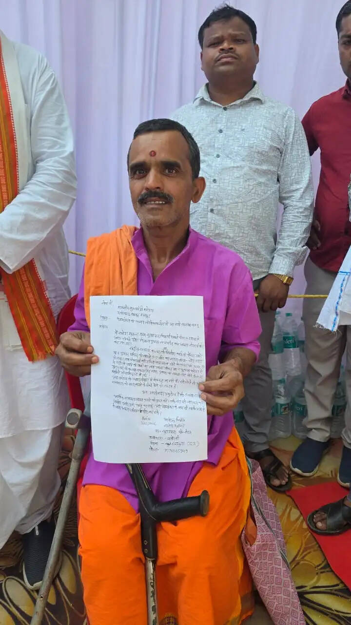 अंबिकापुर : जब सिलमा गांव में अचानक उतरा मुख्यमंत्री साय का हेलीकॉप्टर और राजेश की आंखों में आ गई चमक