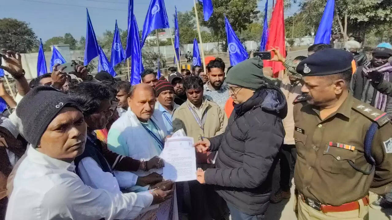 अनूपपुर: नीलकंठ कर रहा ठेका शर्तों की अनदेखी, स्थानियों को रोजगार तो आंदोलन की चेतावनी