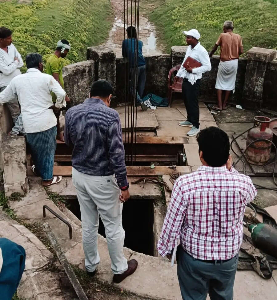 मीरजापुर : नहर में झाड़-झंखाड़ देख चीफ ने एसडीओ को लगाई फटकार, स्लूस गेट की मरम्मत का लिया जायजा