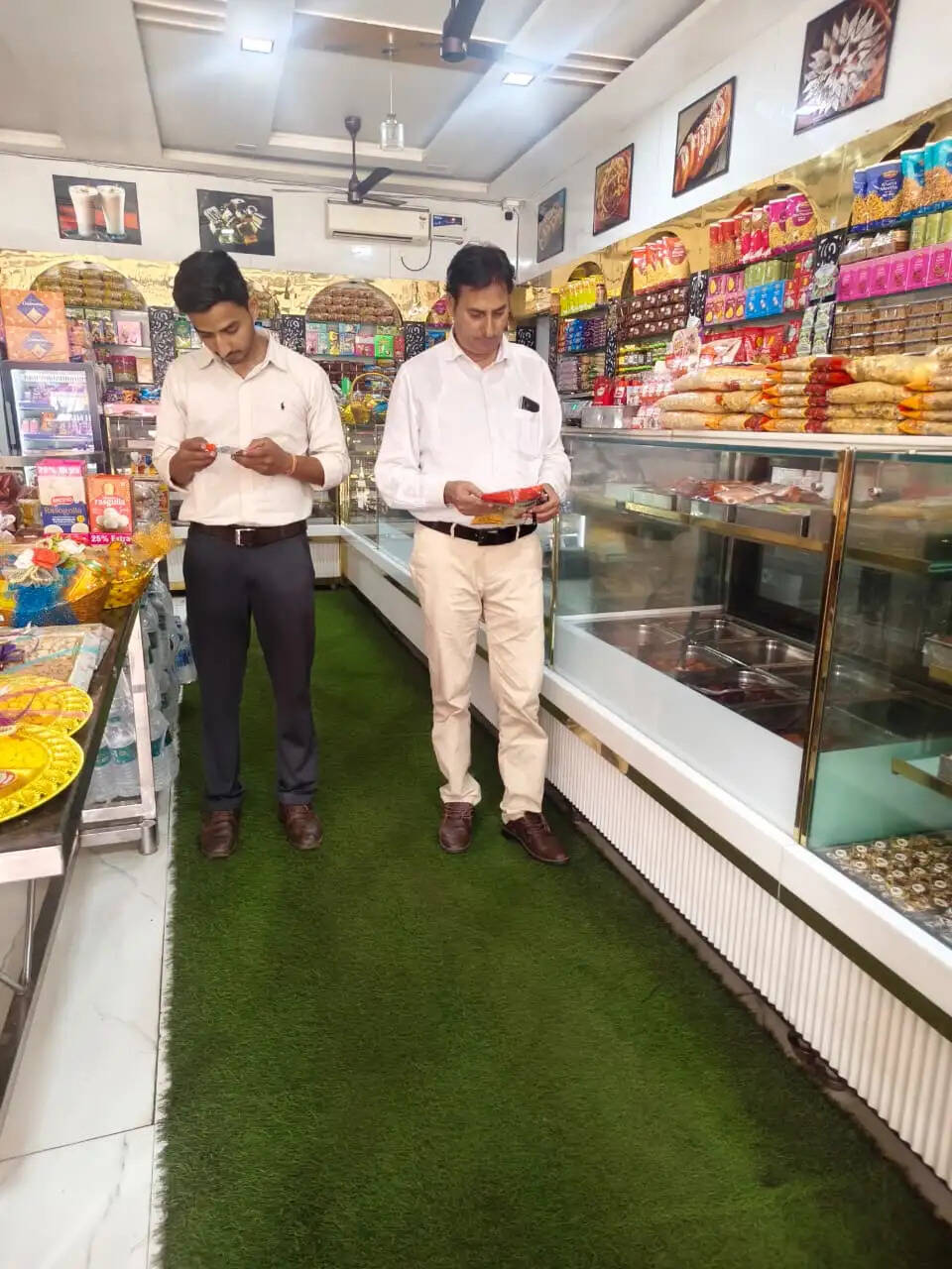 डूंगरपुर में रक्षाबंधन से पहले खाद्य सुरक्षा विभाग का बड़ा अभियान; 120 किलो दूषित सामग्री नष्ट, 26 सैंपल लैब भेजे