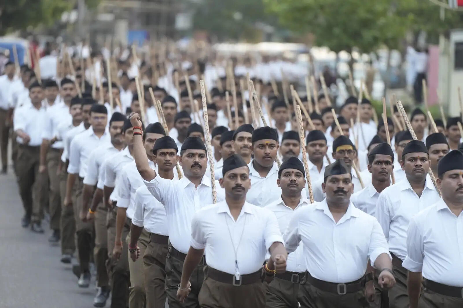 लखनऊ में आरएसएस के पथ संचलन पर जमकर बरसे फूल