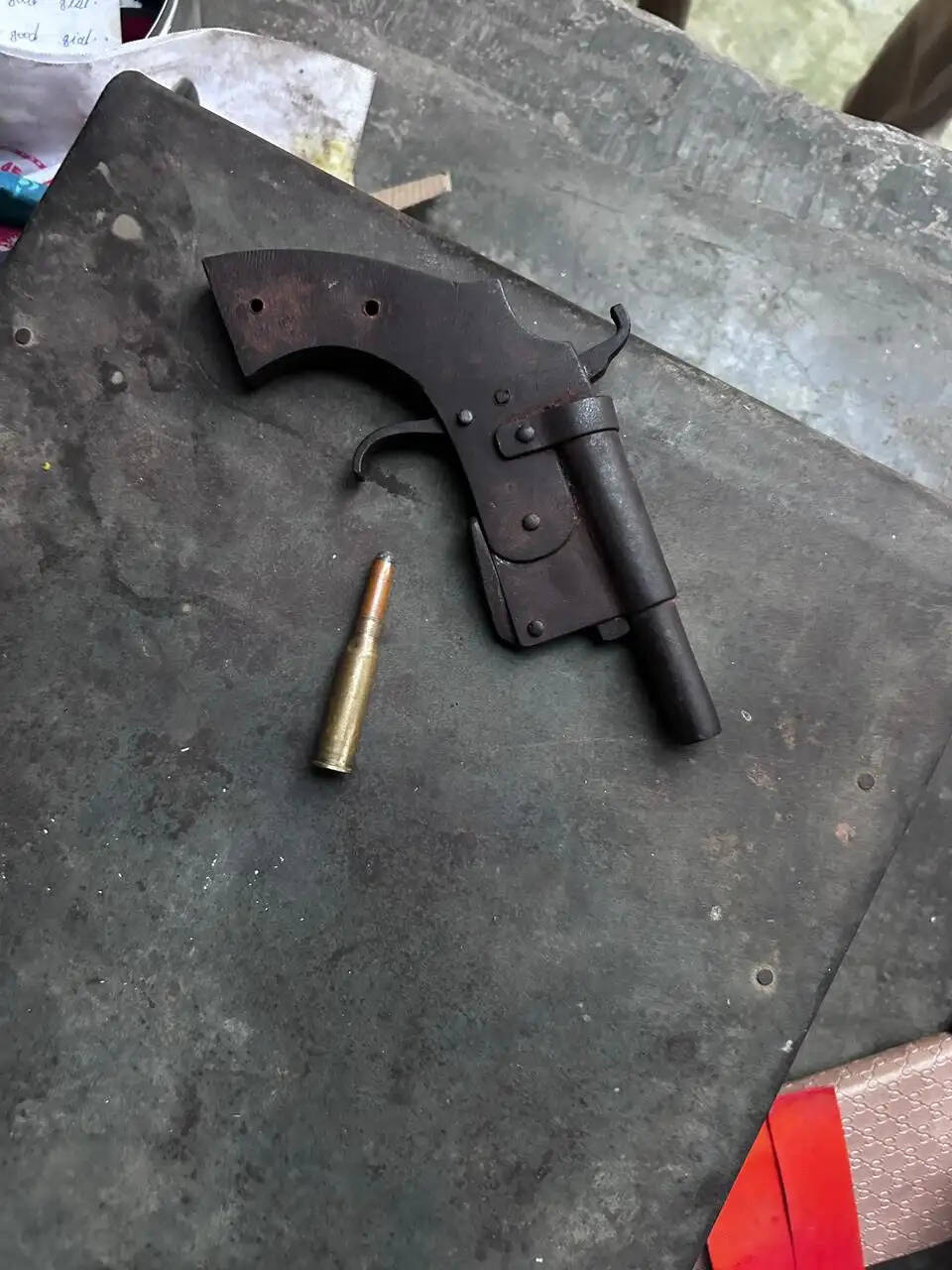 एसएसबी और बिहार पुलिस की संयुक्त छापेमारी के दौरान हथियार और ब्राउन सुगर के साथ एक व्यक्ति गिरफ्तार