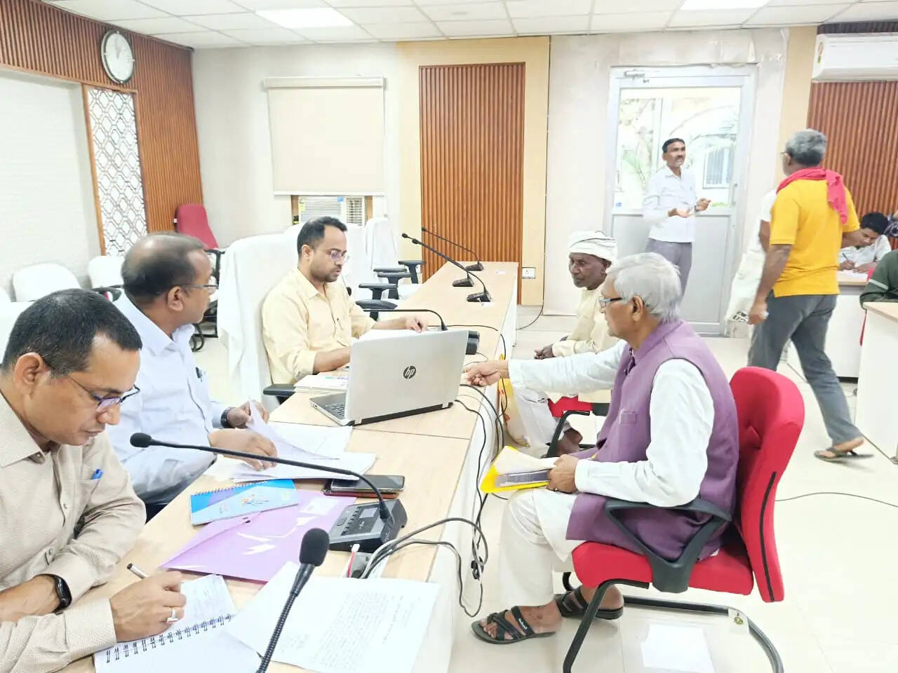 जिलाधिकारी ने जनता दरबार में सुनी 49 फरियादियों की समस्याएं