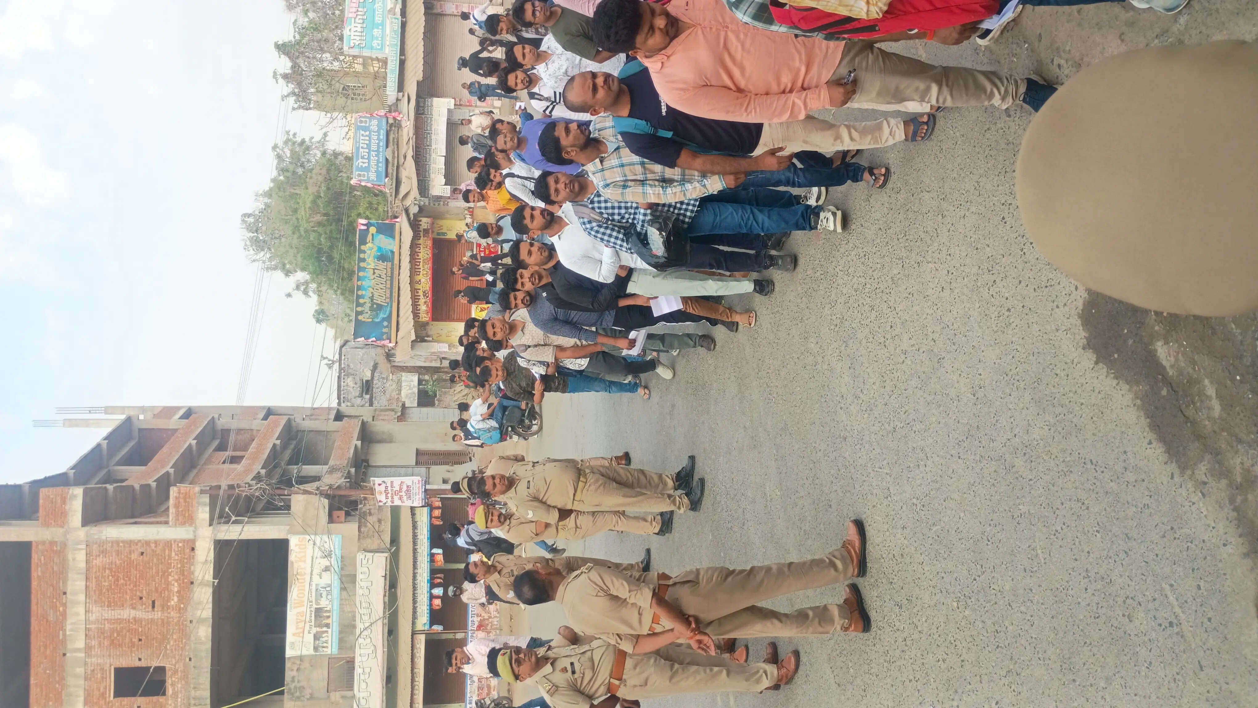 यूपी पुलिस एसआई भर्ती परीक्षा का दूसरा दिन, कड़ी सुरक्षा के बीच 19 परीक्षा केंद्रों पर शुरू हुई परीक्षा