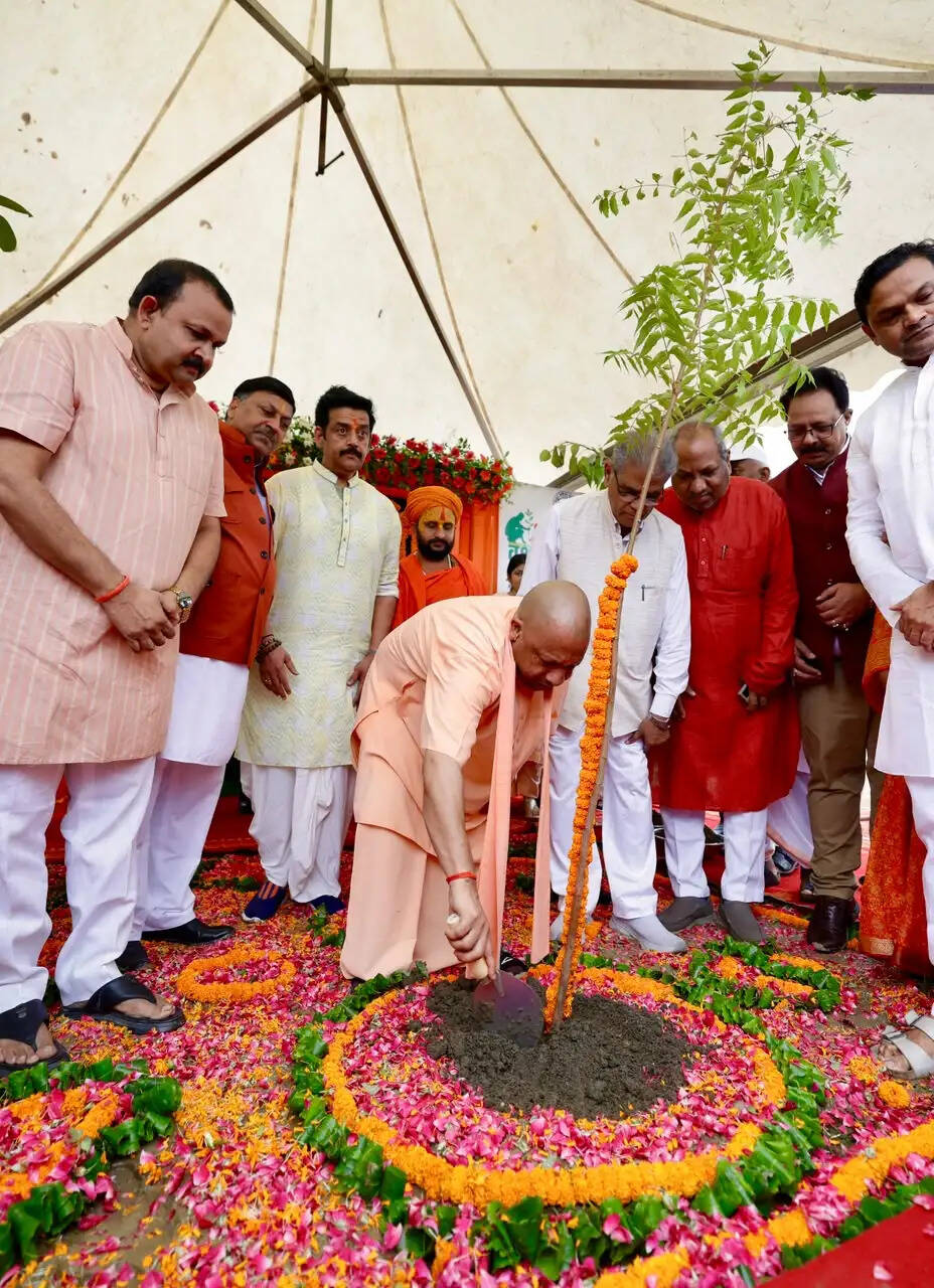 वृक्षारोपण महायज्ञ: यूपी में 10 बजे तक लगाए गए 10 करोड़ पौधे