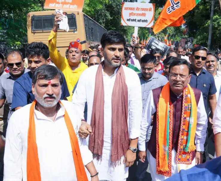 कार्यकर्ताओं के साथ उप्र भाजपा अध्यक्ष पंकज चौधरी ने लखनऊ में कांग्रेस दफ्तर का किया घेराव
