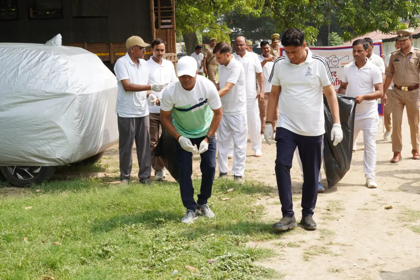 रिजर्व पुलिस लाइन में वृहद स्वच्छता अभियान, वरिष्ठ अधिकारियों ने संभाली कमान