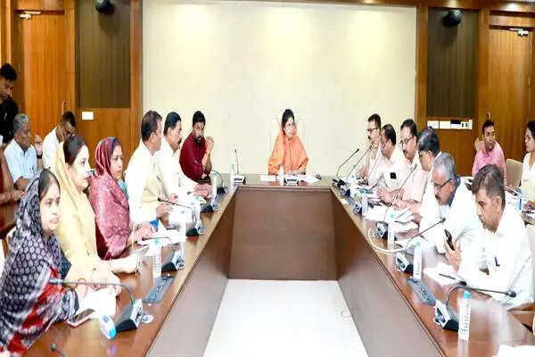 लापरवाह ठेकेदारों पर सख्ती, राज्यमंत्री&nbsp;कृष्णा&nbsp;गौर ने ब्लैकलिस्ट करने के दिए निर्देश