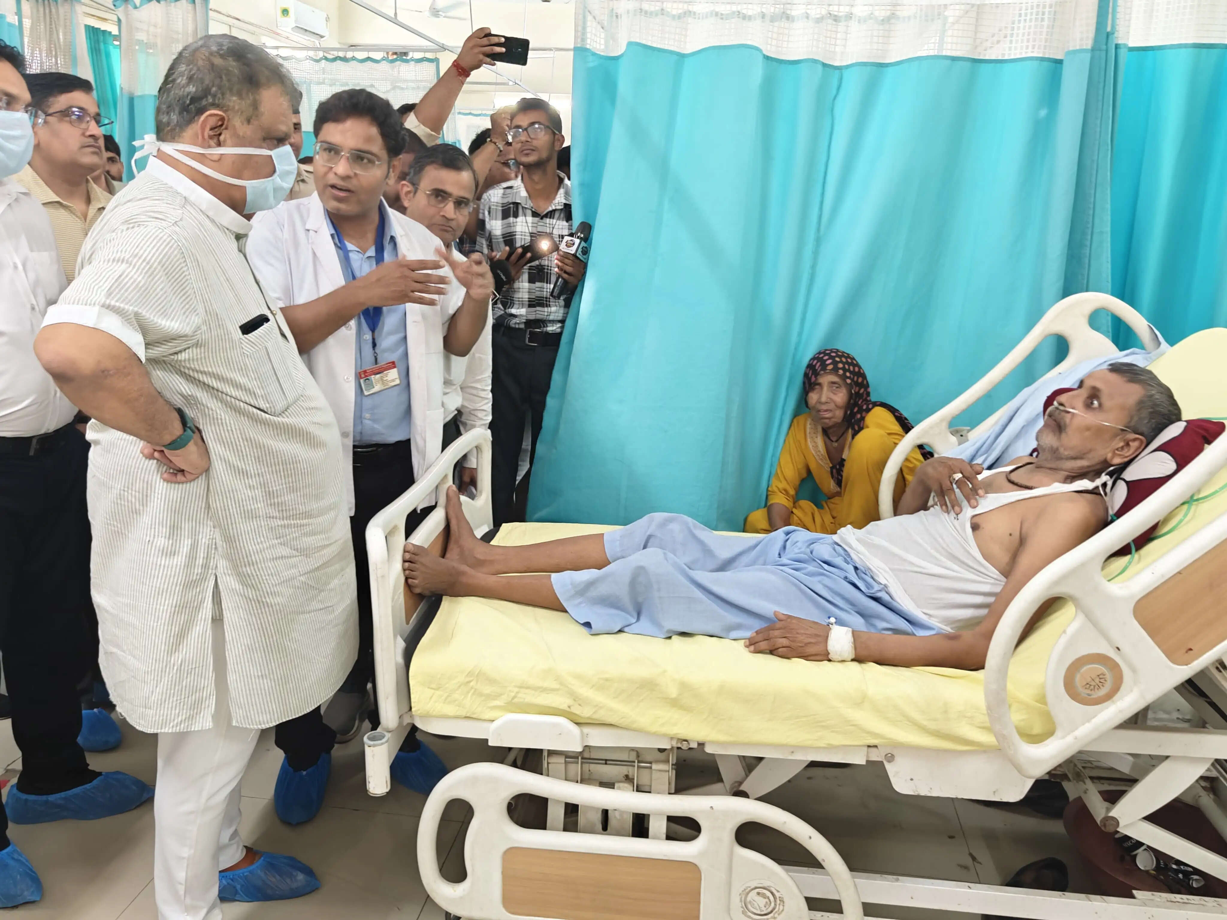चिकित्सा मंत्री खींवसर ने अलवर में किया चिकित्सा संस्थानों का औचक निरीक्षण