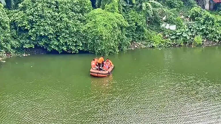 तारापीठ अग्निकांड में एक और गिरफ्तार, तालाब में नाव उतारकर गुमशुदा लोगों की तलाशी