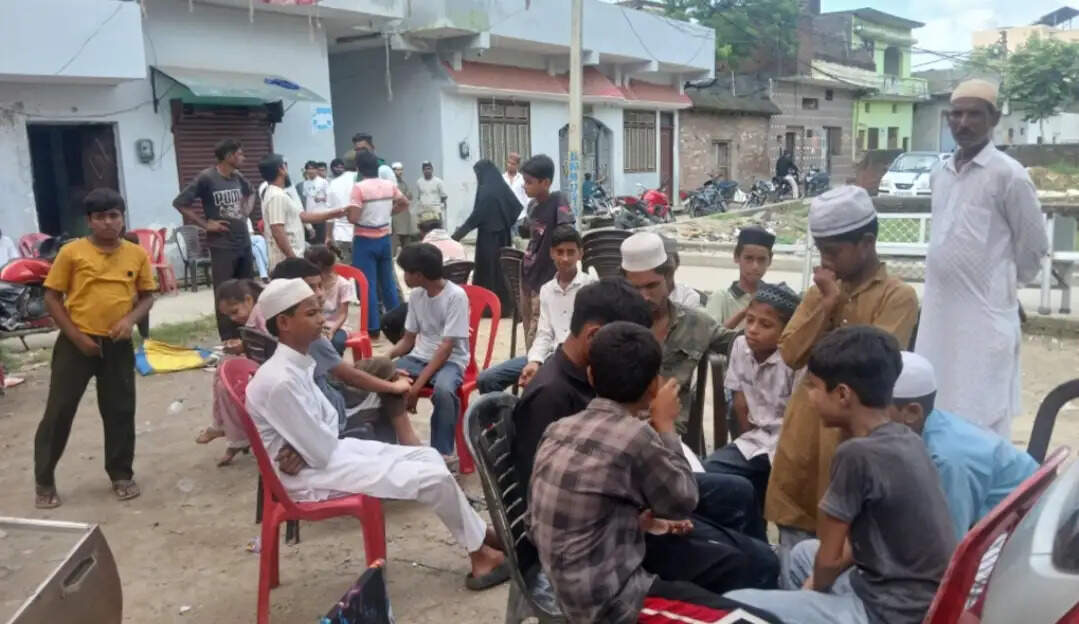 डंपर की टक्कर से बाइक सवार युवक की मौत, तीन घायल