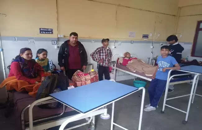 शादी समारोह में फूड प्वाइजनिंग,13 बाराती अस्पताल भर्ती