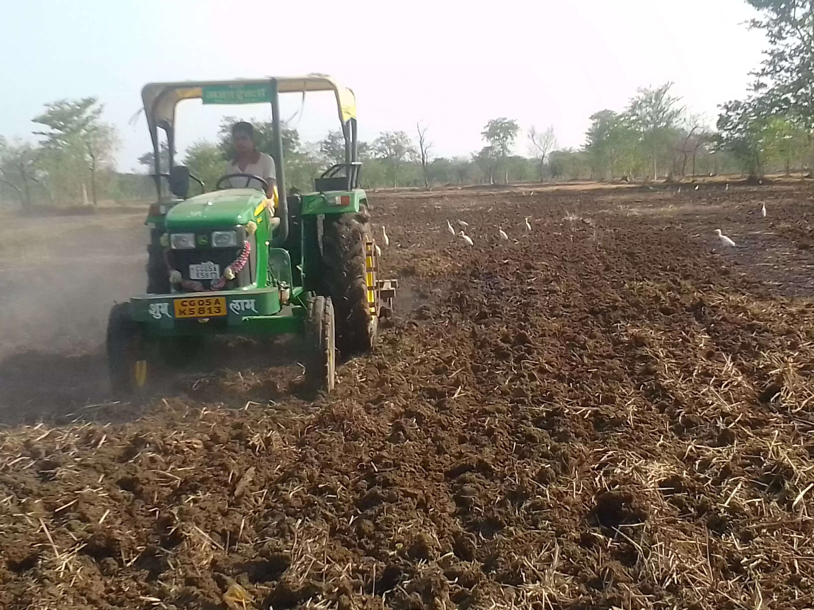 बारिश के इंतजार में टकटकी लगाए बैठे किसान, सूखे खेतों ने बढ़ाई चिंता