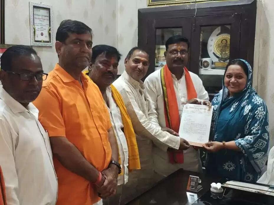 देवरिया के पुरवा चौराहे का नाम वंदे मातरम् चौक करने की मांग, ज्ञापन सौंपा