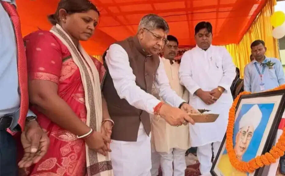 शिक्षक समाज के निर्माण में अहम भूमिका निभाते हैं : आदित्य साहू