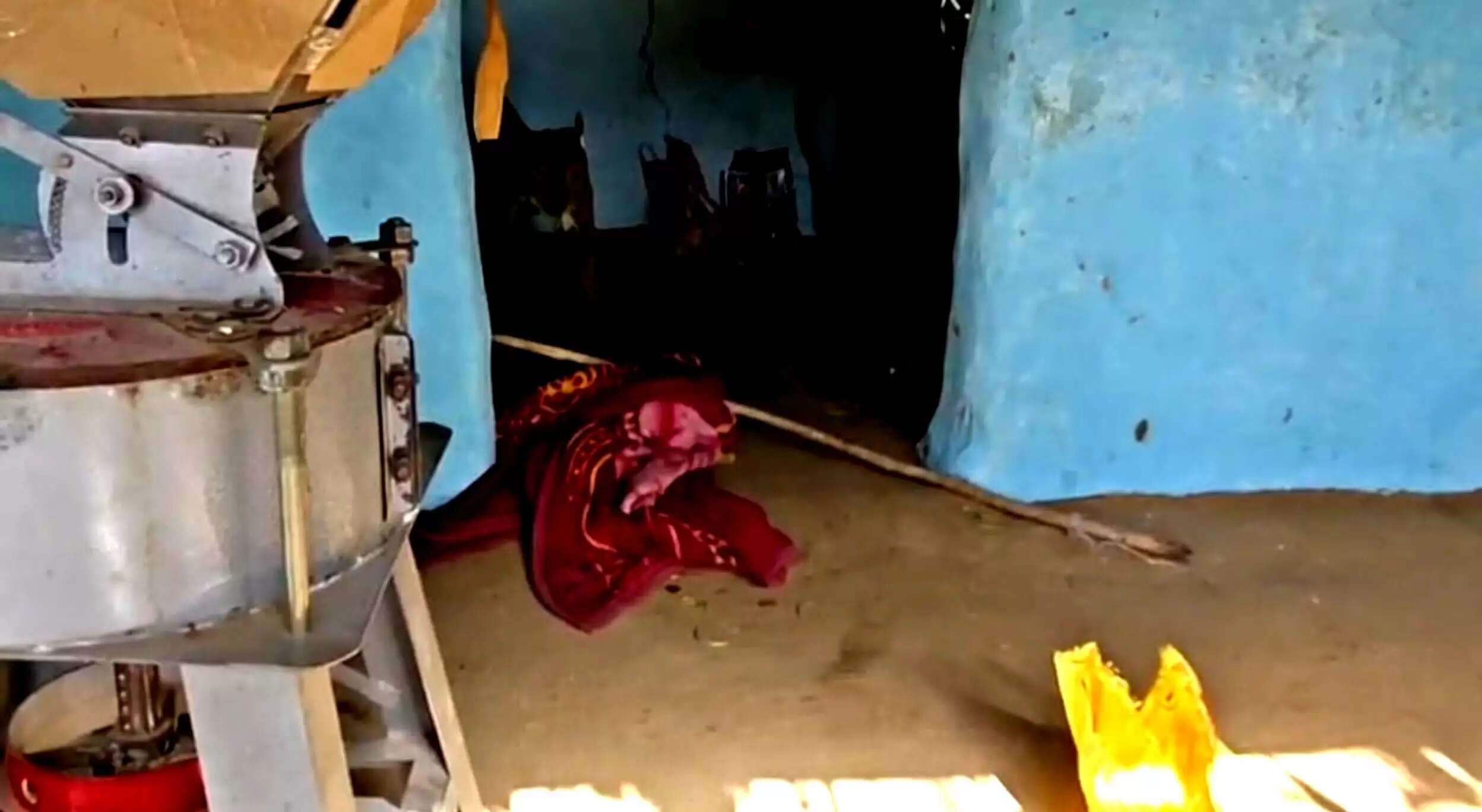 चरित्र पर शक में पति बना हैवान, पत्नी की लाठी-सरिए से पीटकर हत्या