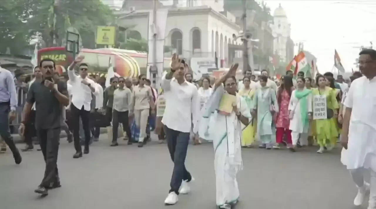 पूरक मतदाता सूची काे लेकर ममता बनर्जी ने चुनाव आयोग पर उठाए सवाल