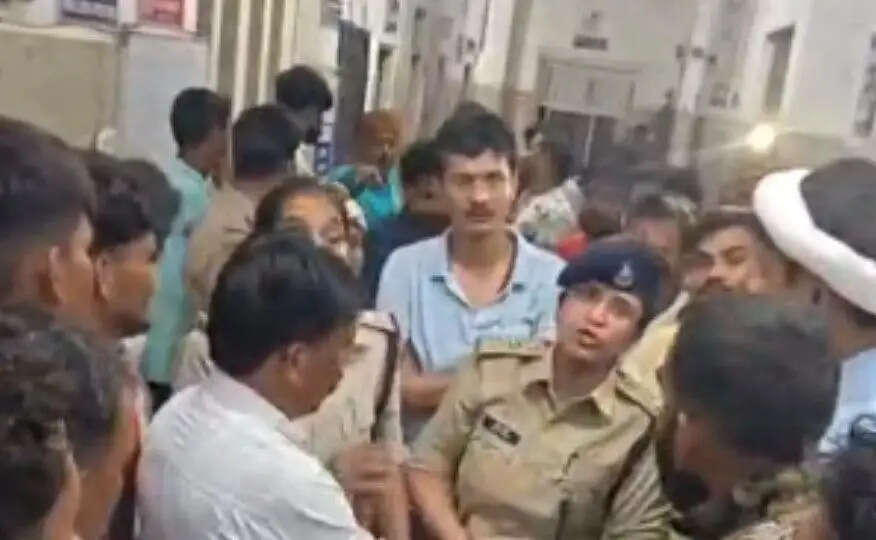 दमोहः हिनौता में जुआ फड़ पर पुलिस कार्रवाई के बाद व्यक्ति की मौत, परिजनों ने लगाया मारपीट का आरोप; आठ पुलिसकर्मी लाइन अटैच