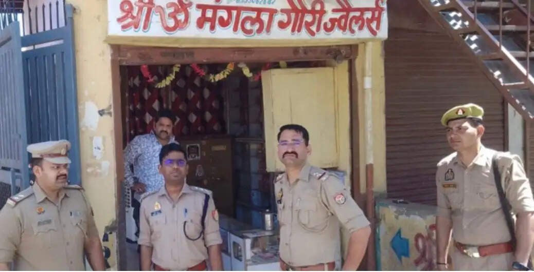 पुलिस चौकी के निकट दो सर्राफा समेत तीन दुकानों में लाखों की चोरी
