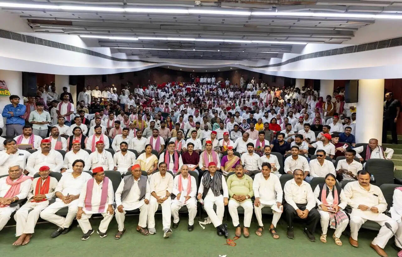 भाजपा महंगाई, बेरोजगारी और जनसमस्याओं के मुद्दों को पीछे कर जनता को उलझाना चाहती है : अखिलेश यादव महंगाई, बेरोजगारी और जनसमस्याओं के मुद्दों को पीछे कर जनता को उलझा रही : अखिलेश यादव