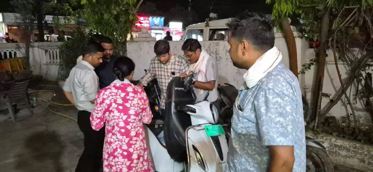 दमोहः लोकायुक्त ने 80 हजार रुपये की रिश्वत लेते शिक्षा विभाग के तीन कर्मचारियों को रंगे हाथ दबोचा