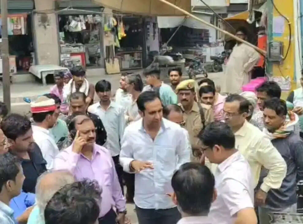 आयुर्वेदिक अस्पताल की जांच के लिए पहुंचे अफसर