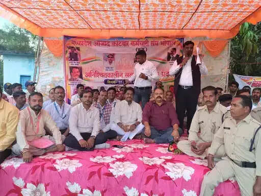 भोपाल में&nbsp;कोटवारों ने&nbsp;किया प्रदर्शन,&nbsp;घटिया वर्दी देने का आरोप,&nbsp;खरीदी की जांच और सेवा भूमि के स्थायी पट्टे की मांग