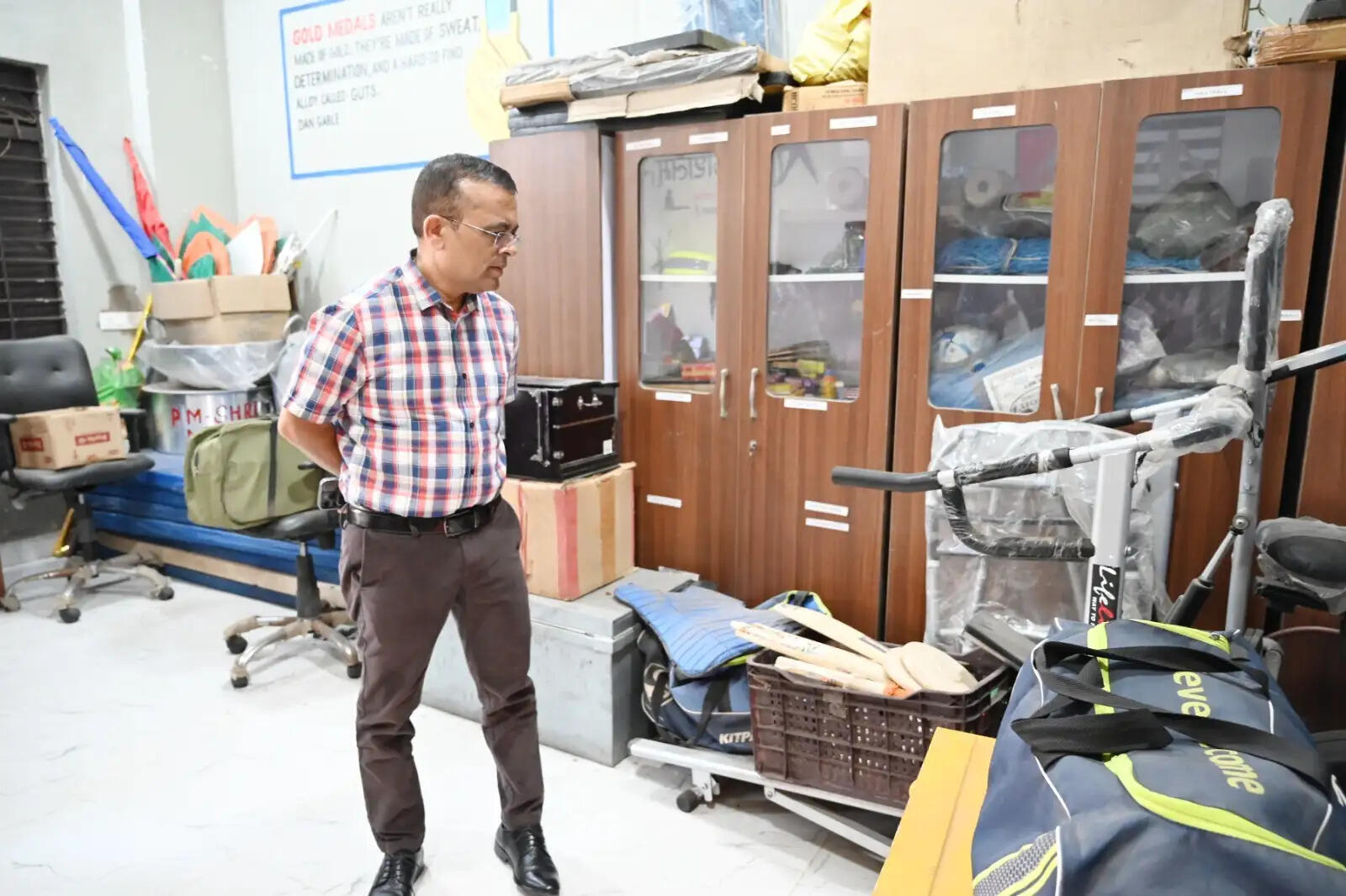 कलेक्टर ने पीएम श्री स्वामी आत्मानंद उत्कृष्ट अंग्रेजी माध्यम विद्यालय का किया निरीक्षण