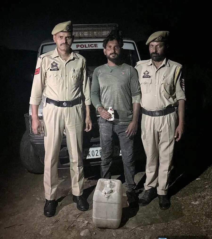 नगरी में अवैध देसी शराब जब्त, एक गिरफ्तार