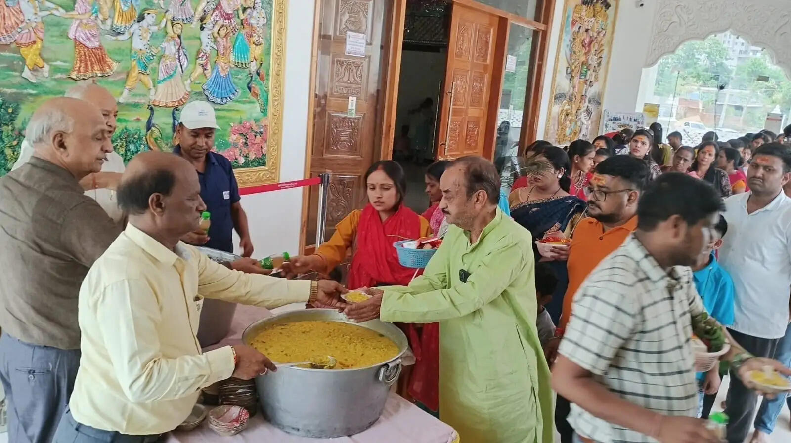 प्रणामी मंदिर में महाप्रसाद का वितरण