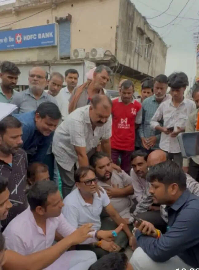 राजगढ़ः 20 साल से सड़क नहीं बनने पर फूटा गुस्सा,कांग्रेस व रहवासियों ने लगाया जाम