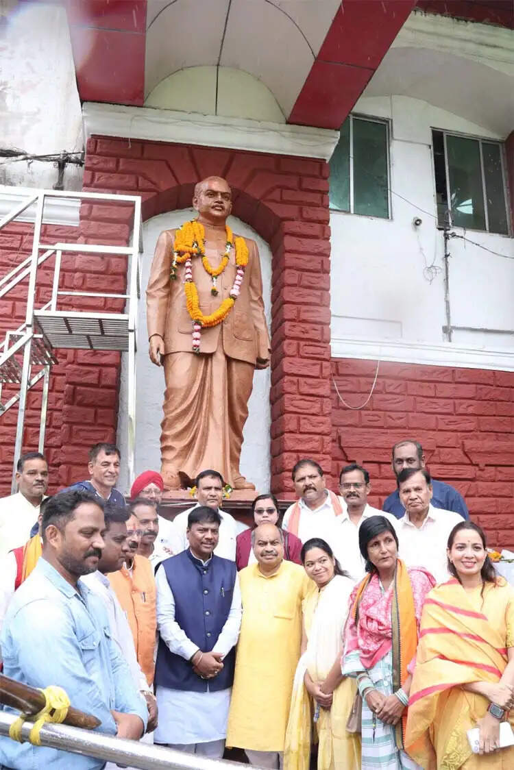 डॉ. श्यामा प्रसाद मुखर्जी की जयंती पर वन मंत्री कश्यप ने अर्पित की पुष्पांजलि