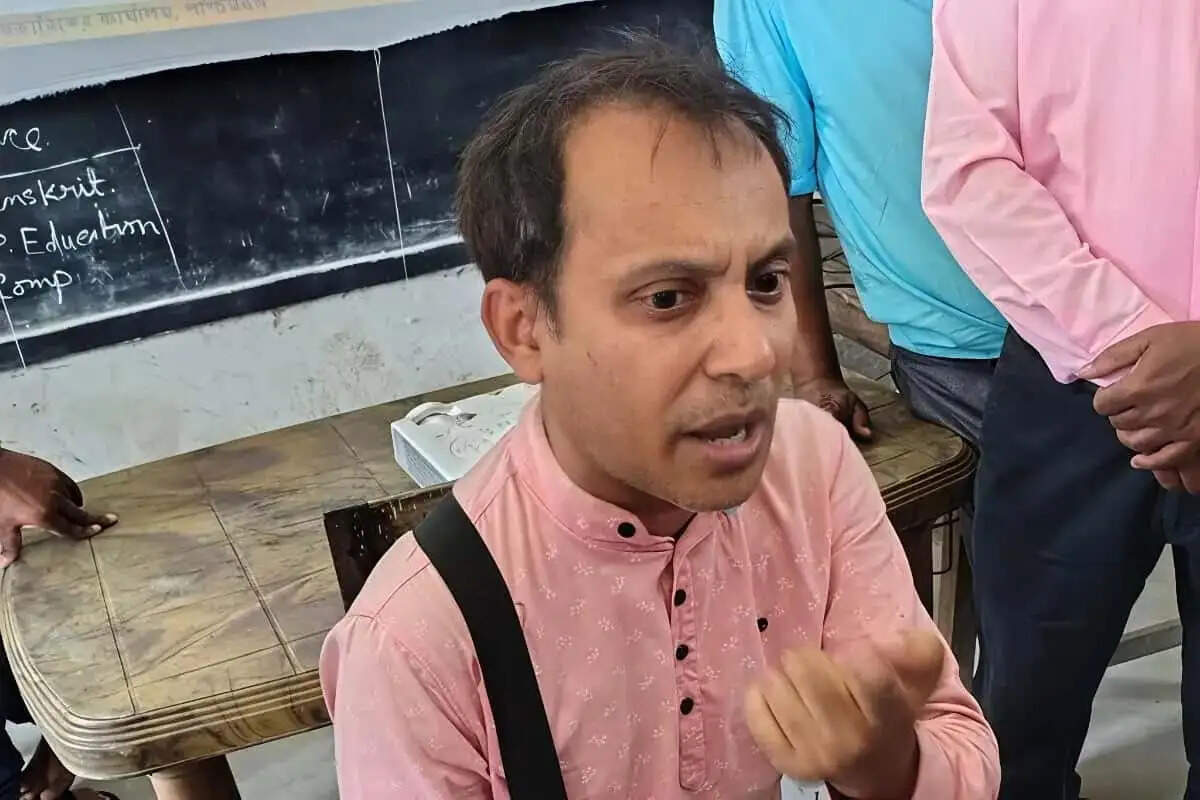 सरकारी विज्ञापन पर सवाल उठाने पर मतदान कर्मी की पिटाई